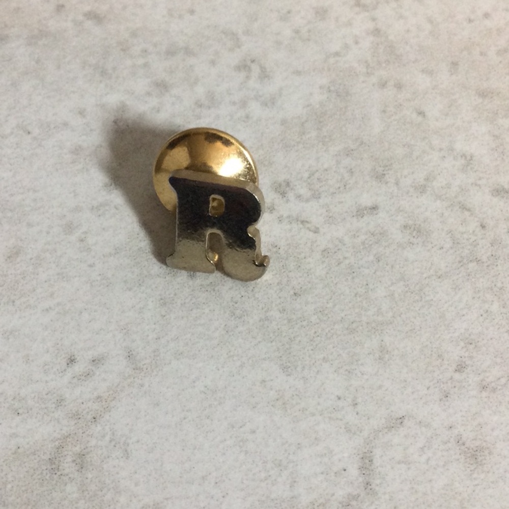 Gold R tie clasp pin